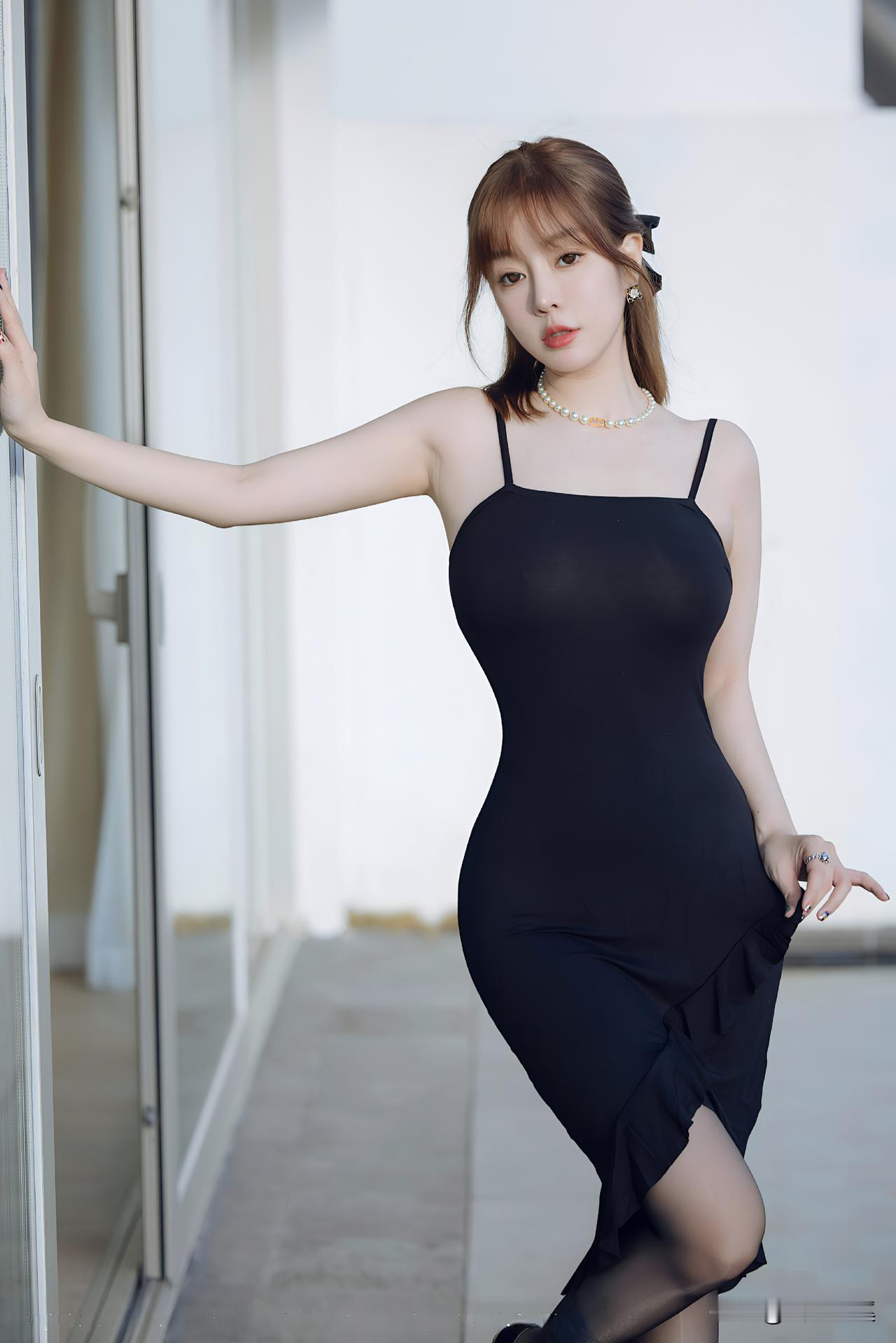 墨裙薄透荷边曳，倚壁垂肩缀玉柔