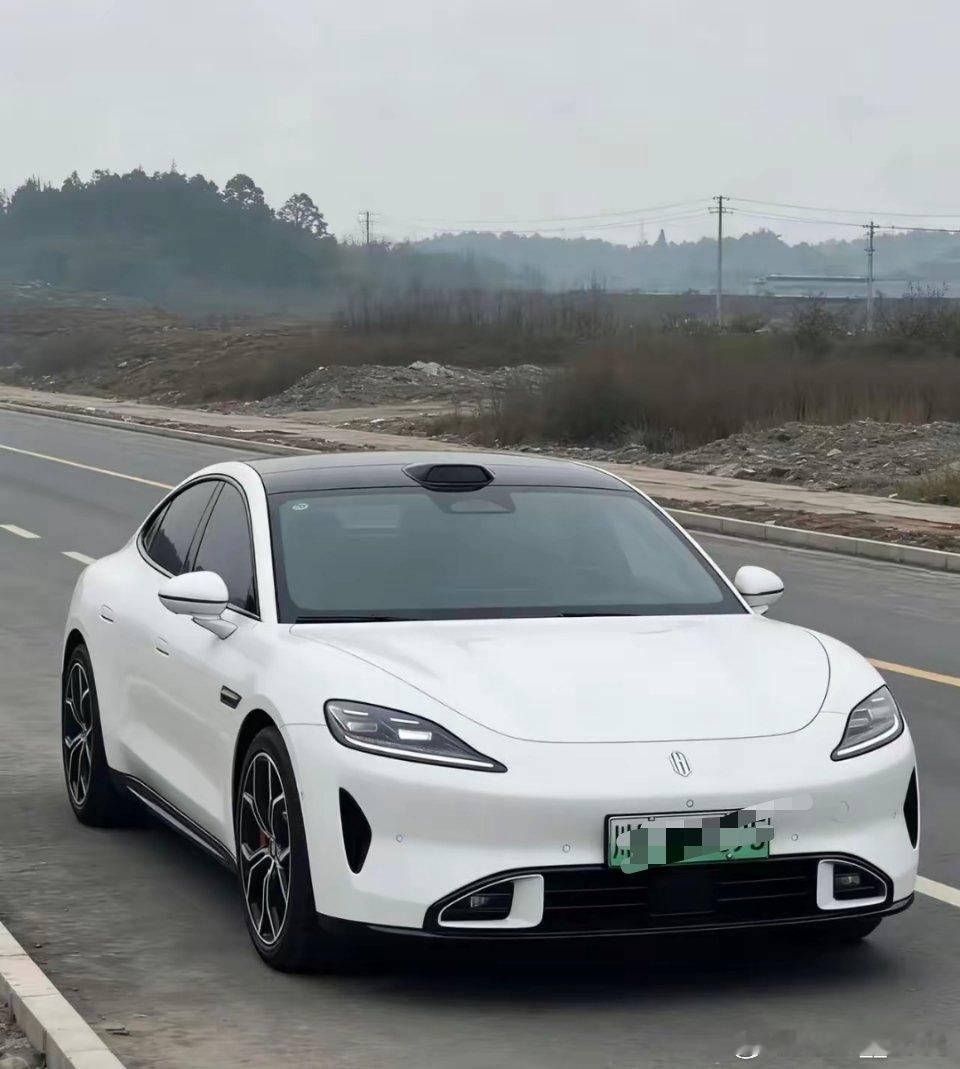 尚界Z7对比下同样小米白色SU7大家觉得哪个更好看些？