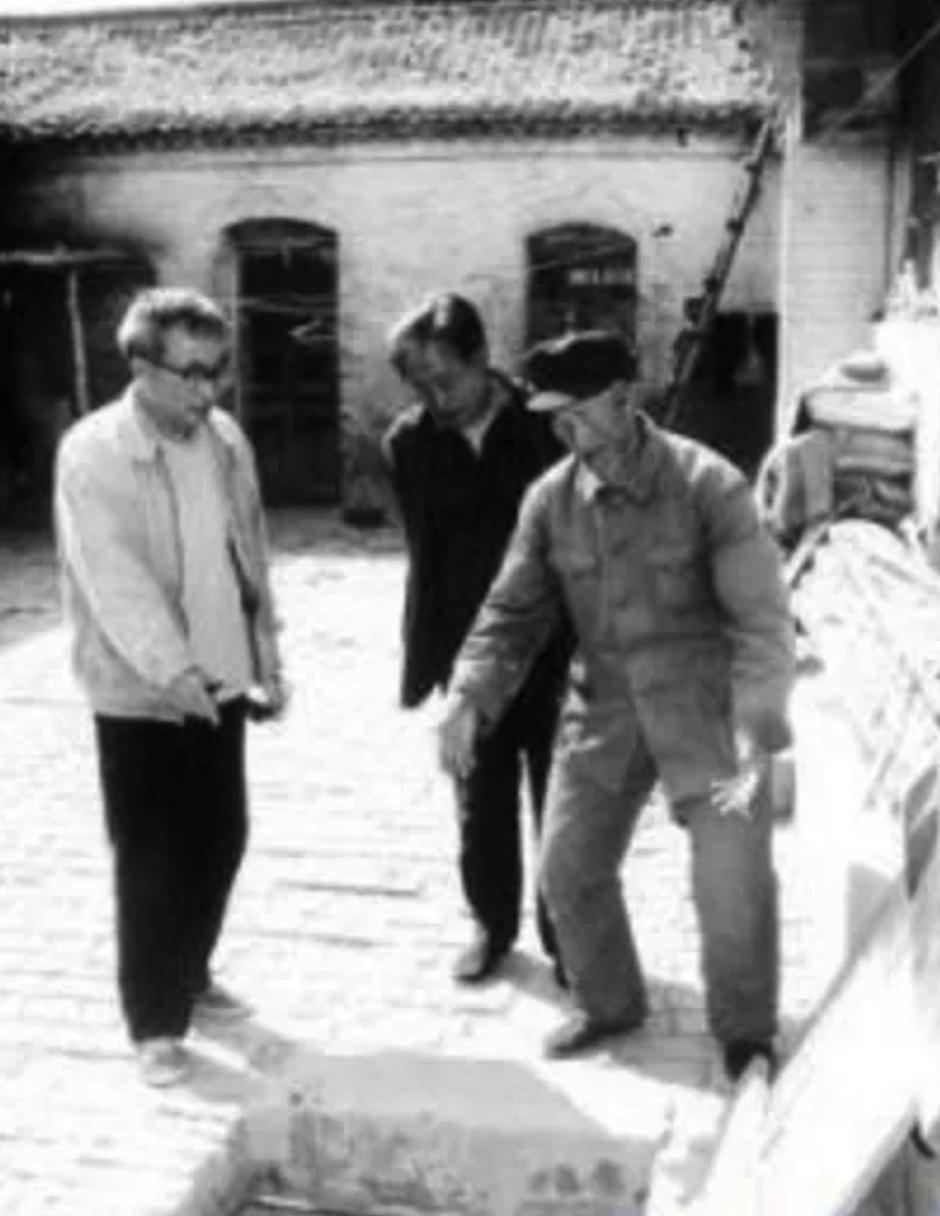 1938年，日军大队长被俘。战士红眼怒吼：“砸死他！”干部未阻拦，任由他被砸成肉