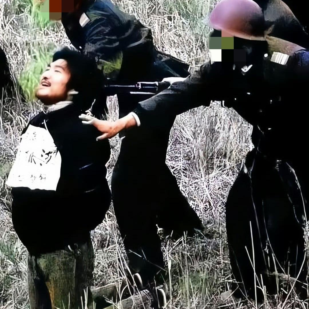 这是90年代，“悍匪“魏振海被处决时，一张罕见的镜头，当时行刑的地点设在西安北郊