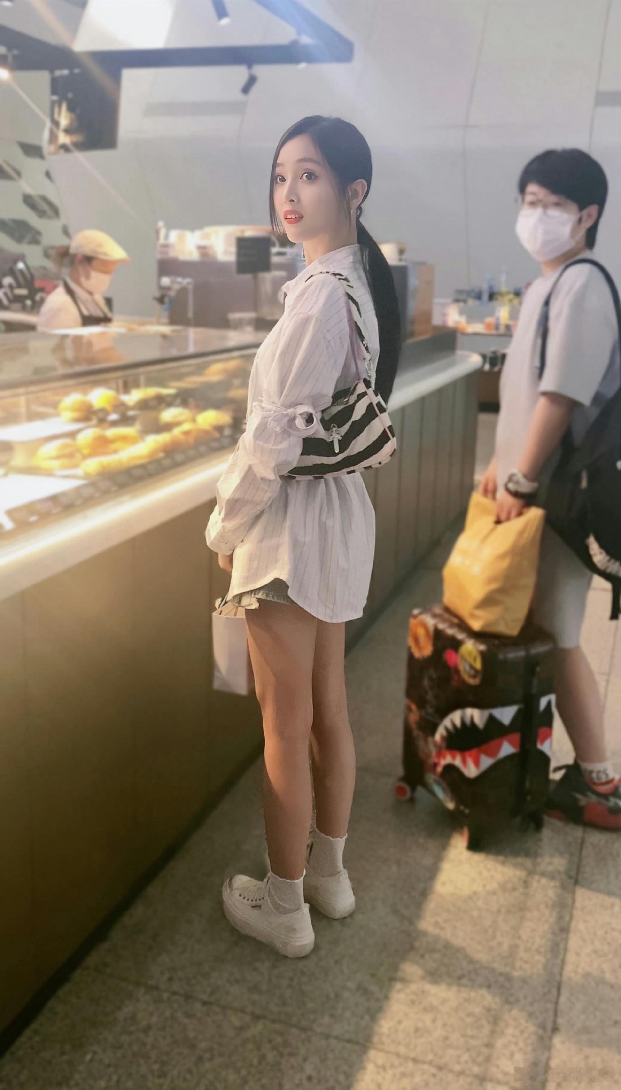 在面包店被偶遇的吴宣仪，她转身你有惊到吗？