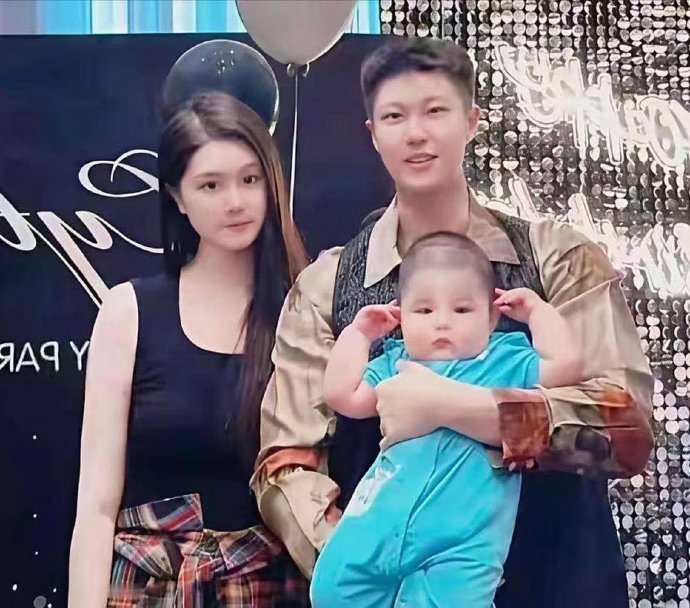 赵本山女婿那长相，真不好评价说不帅吧，人挺高大，眉清目秀；说帅吧，又有点怪，太