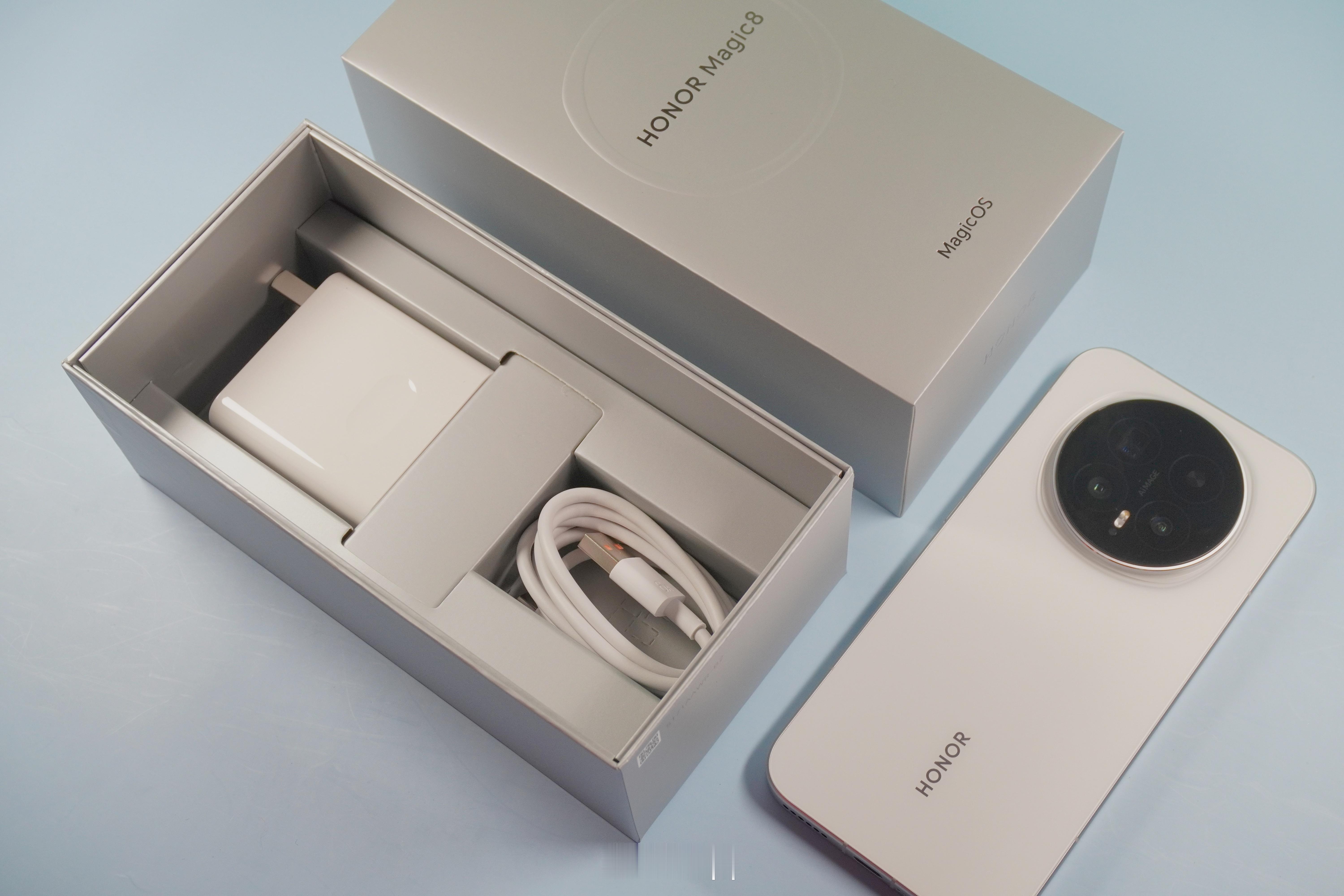 荣耀Magic8系列以「简约设计，精致细节」的现代美学，再次惊艳登场！此次标准版