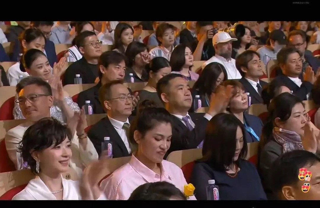 咱就是说，这个穿粉衣服的怎么了，宋佳得奖你这嘴是咋了？​​​