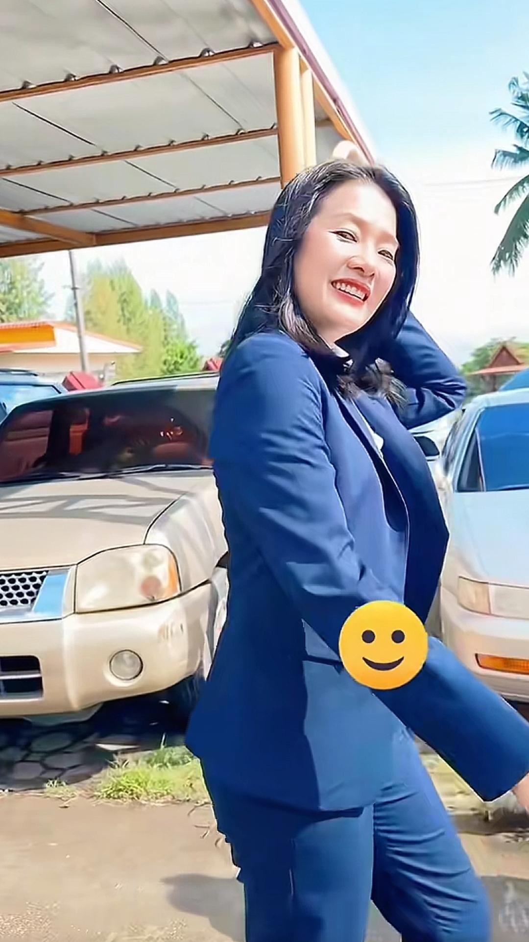 佩通坦的闺蜜蒂拉娜好有女人味。泰国前总理佩通坦就很漂亮，特别是她的穿衣风格，