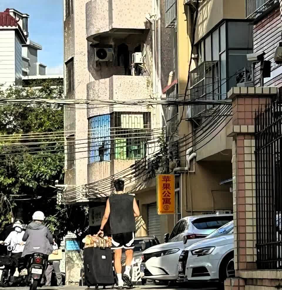 广东宏远中锋焦泊乔一个人提着行李，步履蹒跚来到宏远员工宿舍，韧带损伤，历领半年多