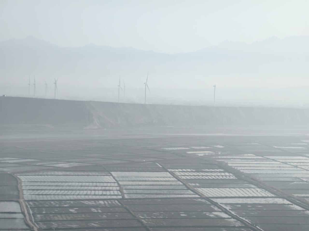 今日得闲，去俯瞰冬日的黄河。极目西望，风陵渡那方，鸡鸣三省之境。转而东眺，三门峡