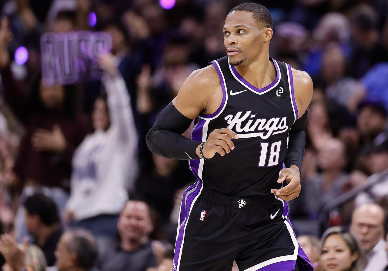 哈登：二哥，赛季结束，你要退役了吗？？？威少：我现在打得那么好，打前东家砍下2