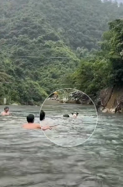 “有时你不信命真不行！”广东清远，几个男子在河里游泳，怎料突然有一人溺水！同伴想