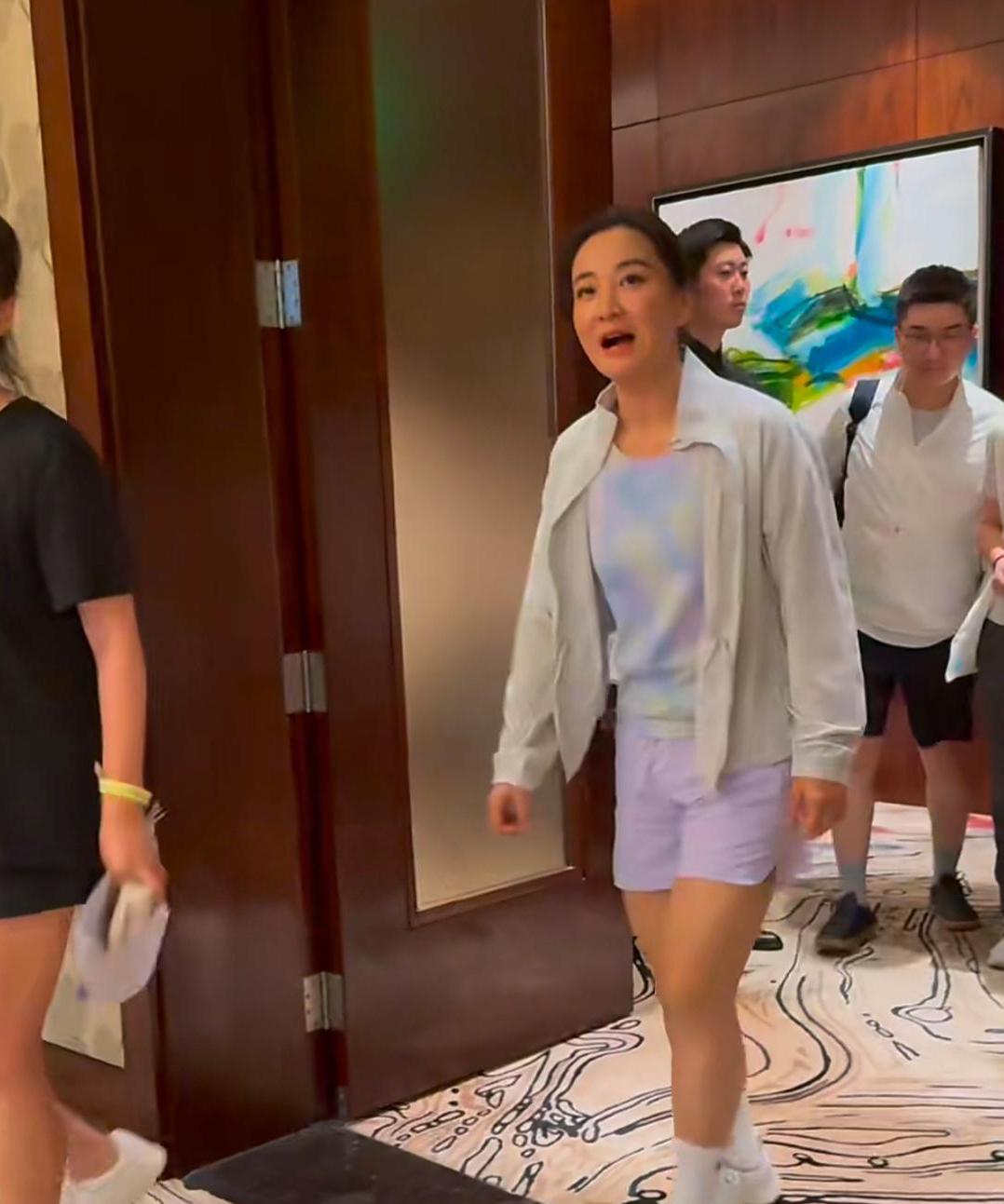 贾玲今天出席活动近照，身材没有复胖，但脸部皮肉松弛，减肥后遗症好明显，看起来苍老