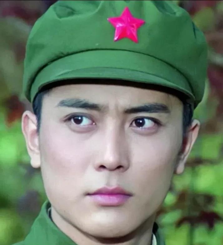卢君，80年代银幕上的大明星，北影“最帅男神”！他在电影《白桦林中的哨所》里，塑