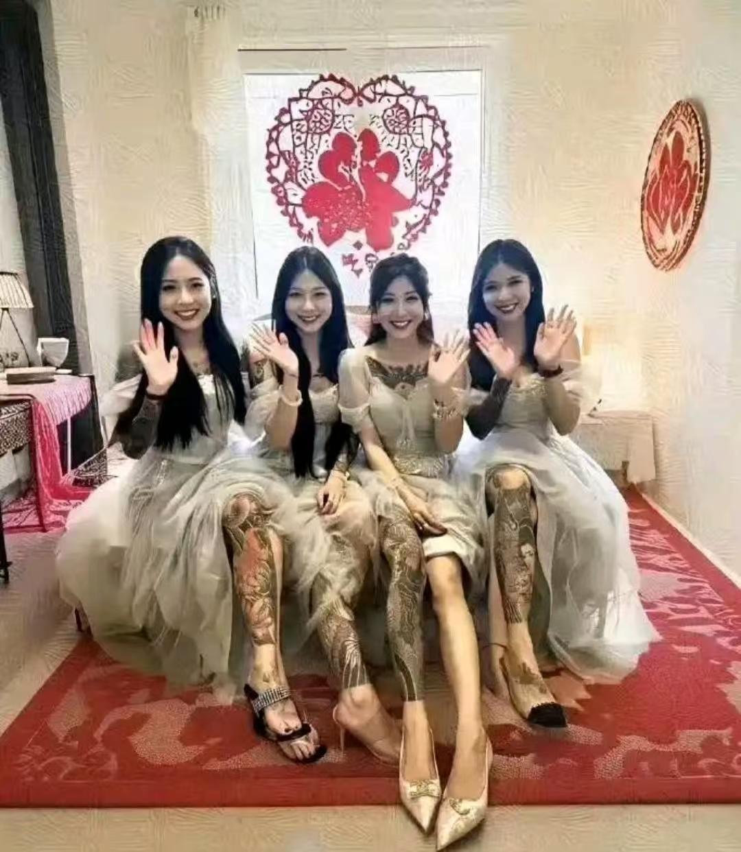 四个花臂伴娘坐婚房！新娘得啥段位才能镇住？我看完直接跪了家人们！刷到这图