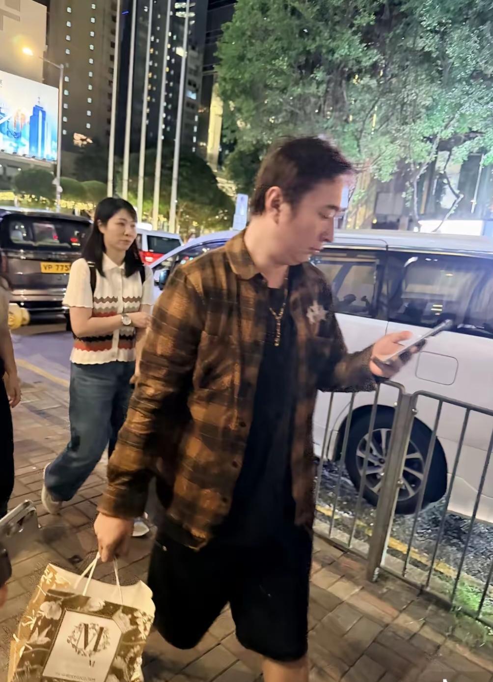 王思聪在香港被网友偶遇，这次他的身边倒是没有别的女伴，只是独自一人，很大可能是过