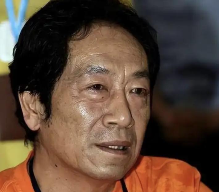 2013年，30岁的饶芯语，疯狂追求67岁的王奎荣。她对王奎荣说：车子、房子、票