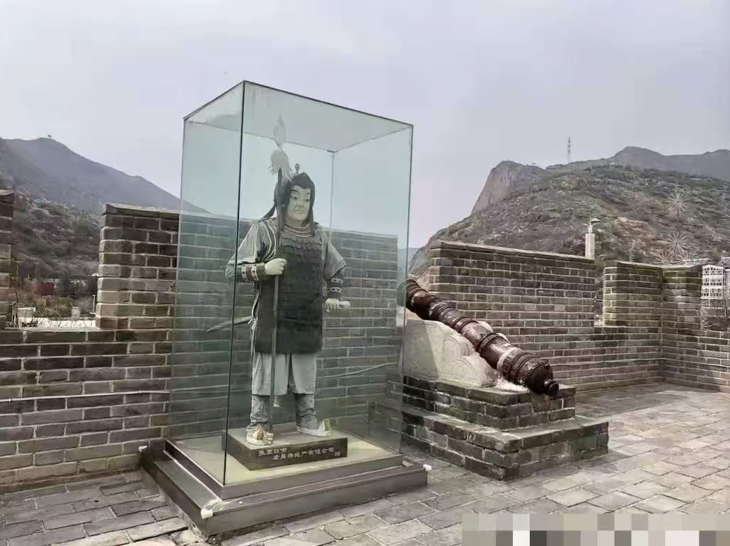 看来玻璃罩里的雕塑比大炮值钱