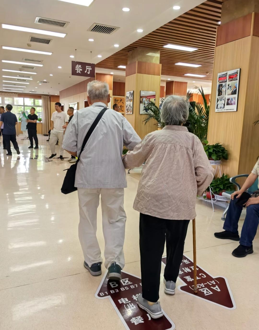 最近发现一个扎心的现象原来好多长寿的老人都是子女用生命在托举!昨天去医院看