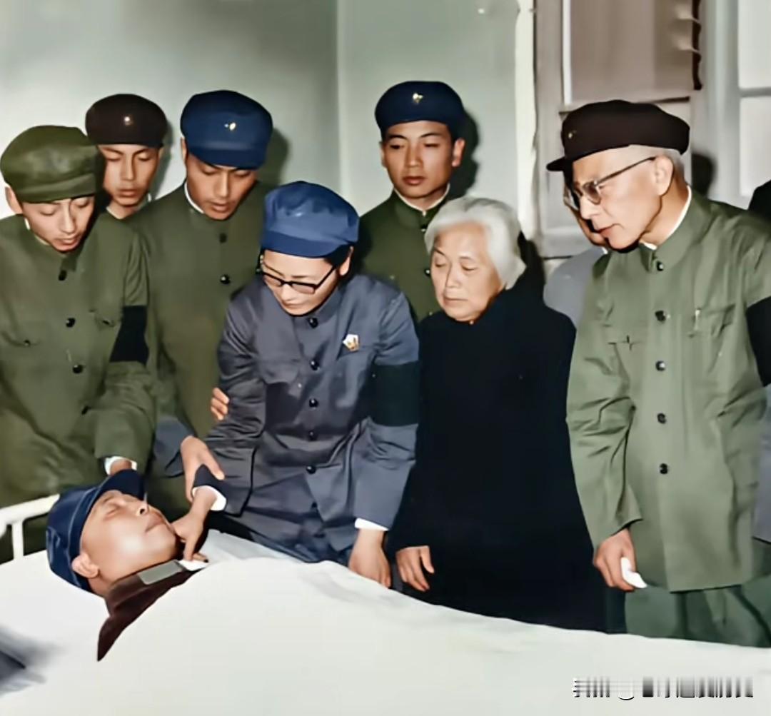 这是1970年开国上将李天佑逝世时的珍贵留影。病榻上的将军溘然长逝，年仅56岁。