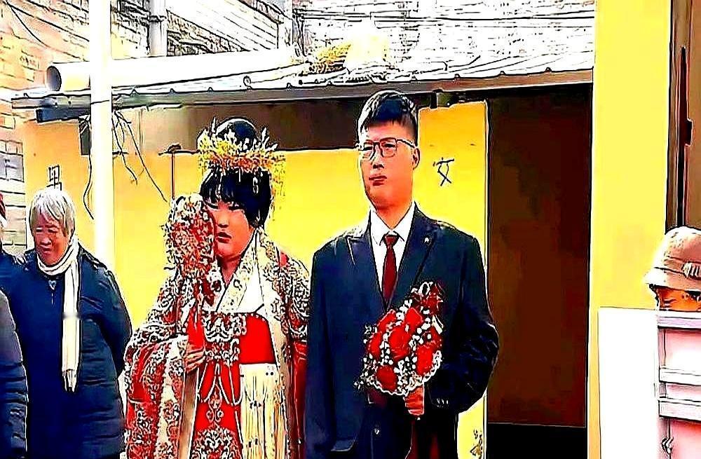 大衣哥村口今天静得吓人。围观的人举着手机，却没一个人说话。因为新女婿回门的阵