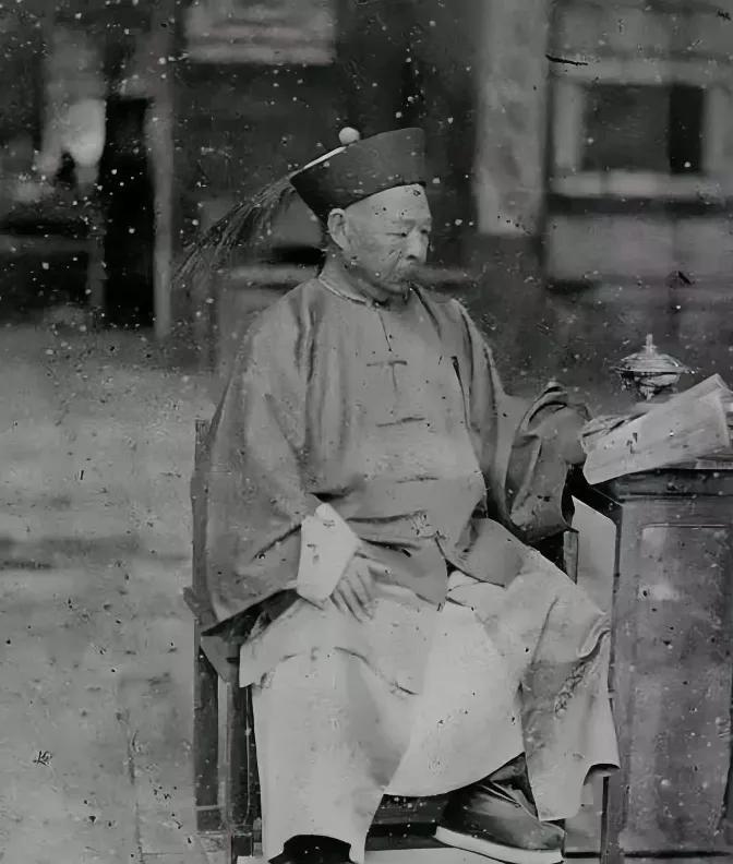 收复新疆后，左宗棠杀掉了所有俘虏，包括降俘，然而，左宗棠手上沾满了血，却没人骂，