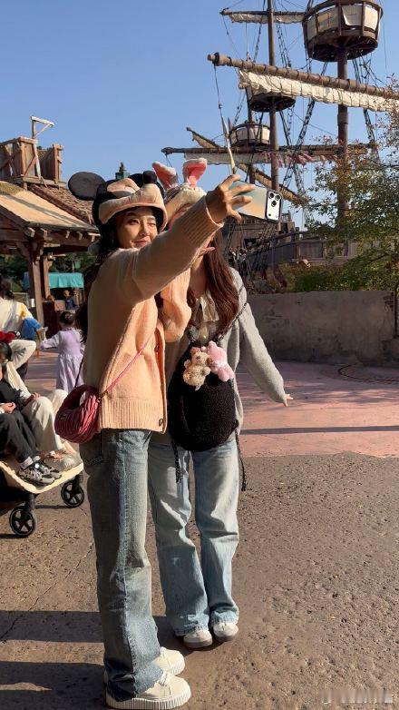 张佳宁线下亲和力拉满！迪士尼打卡超灵动早说迪士尼能偶遇张佳宁我提前三天来蹲守状