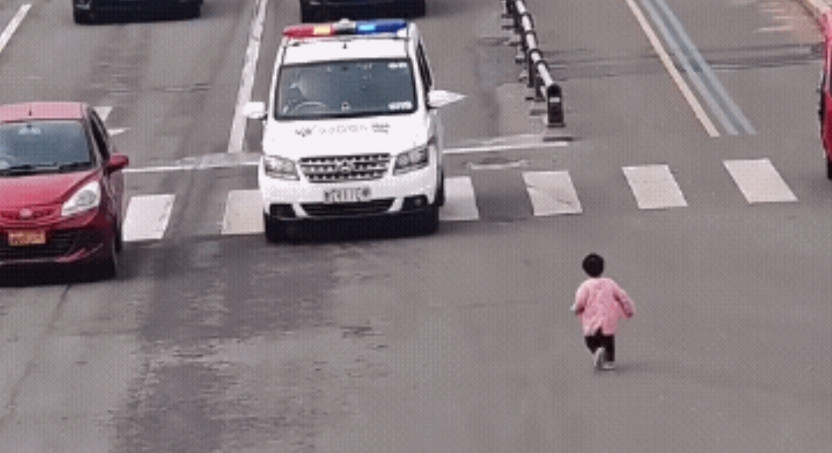 这一刻，世界都温柔了！2岁走失女童跑向警车求助，警察叔叔们下车将她抱起，那一幕很