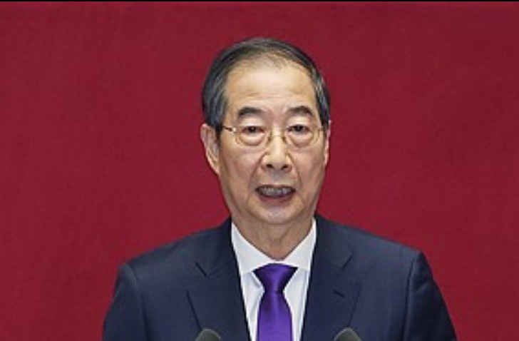 一个退休高官，投票前突然跳出来，要给一个叫金文洙的拉票。