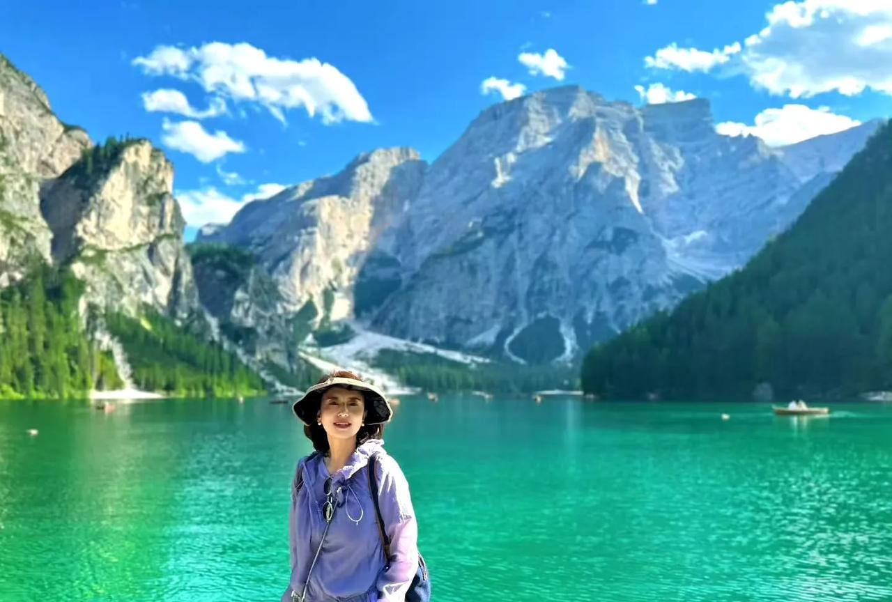央视最美主持人也出国旅游了，也看看全世界的大好河山，青山绿水的，衬的她也更加清丽