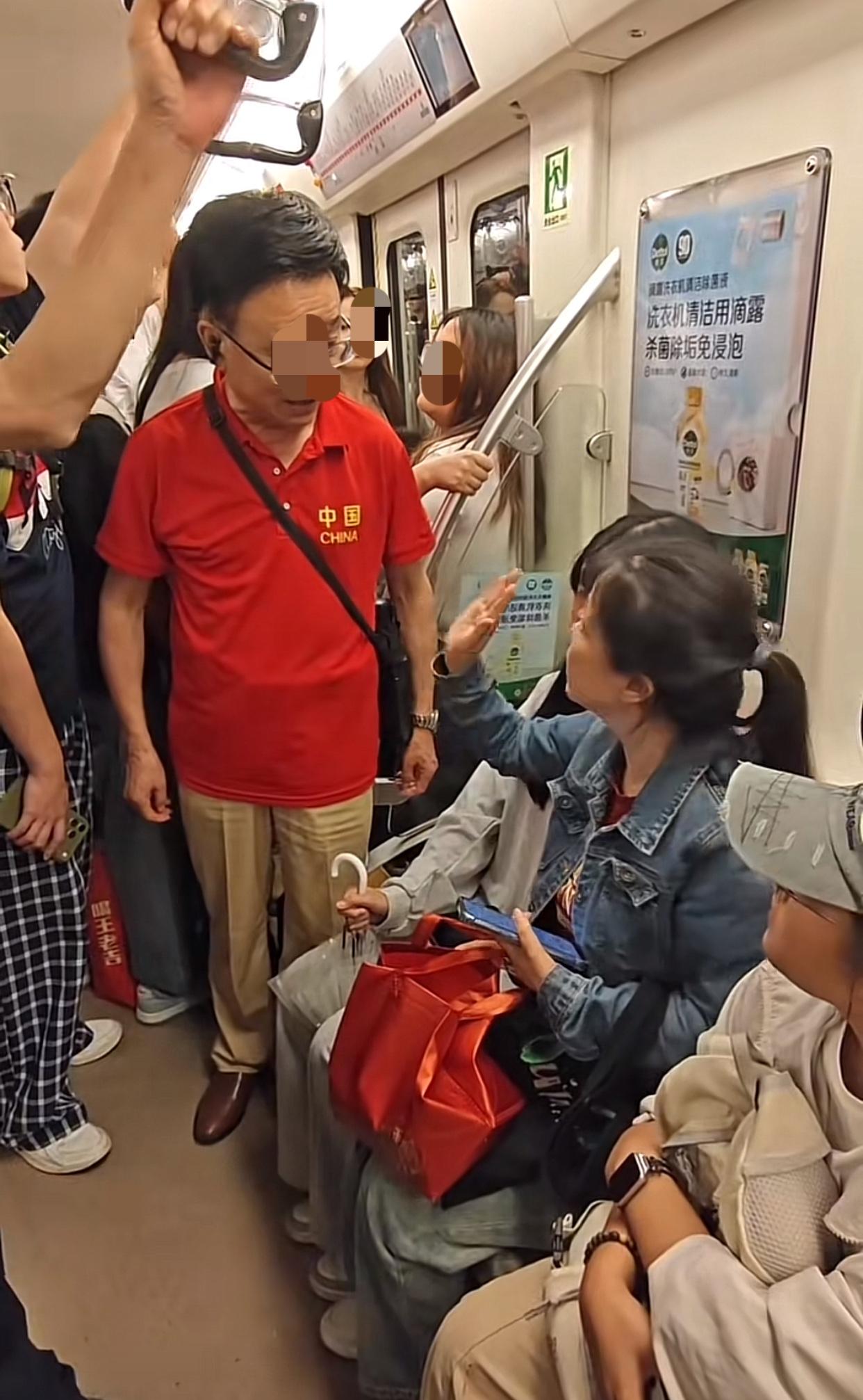 6月21日四川成都，一位网友分享，一对母女乘坐地铁，她们早一站坐在位置上，后面上