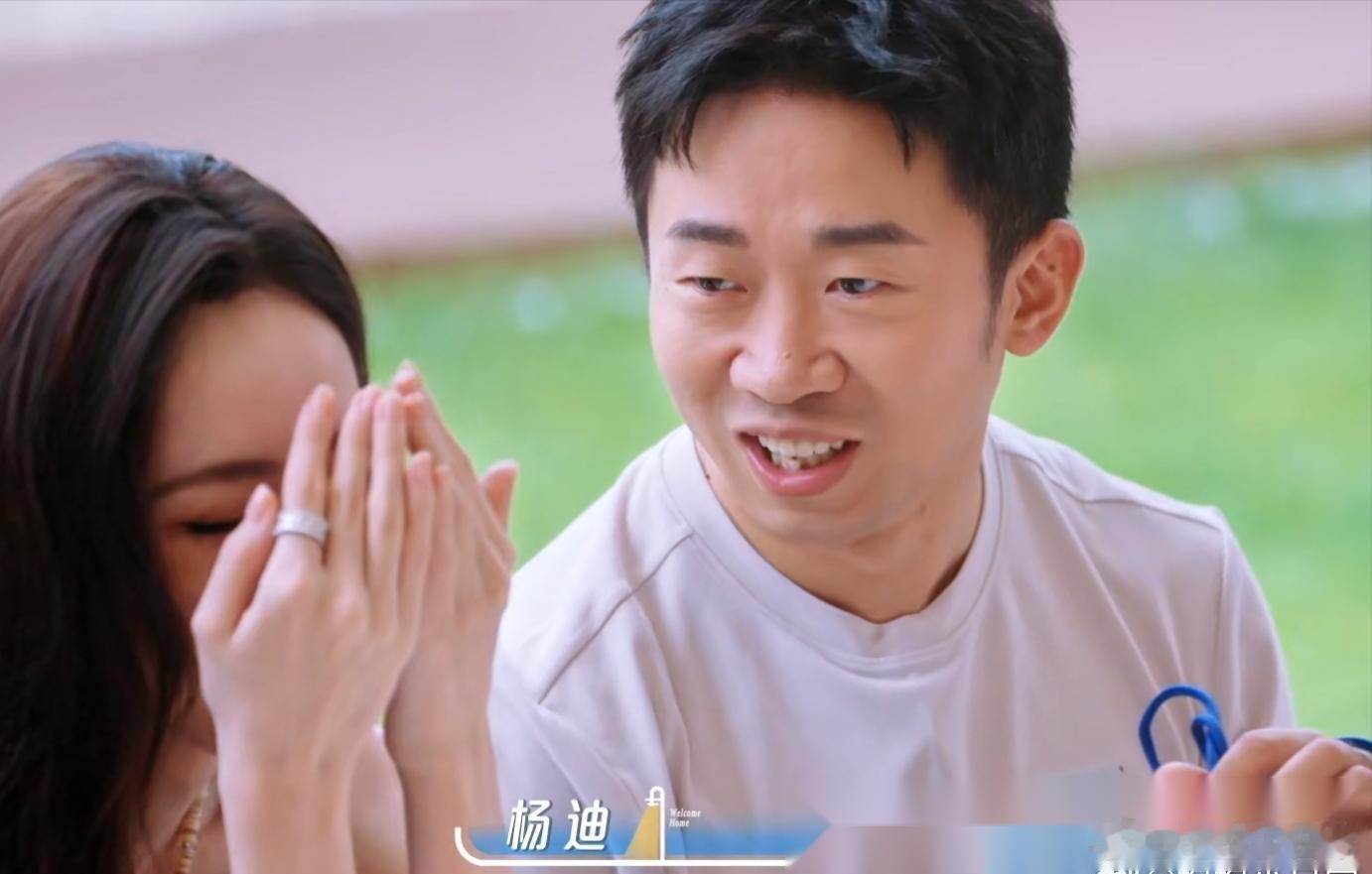 一次录节目，何炅问“杨迪，你怎么总黏着娜扎？”杨迪说“是娜扎黏我！”大家都说是娜