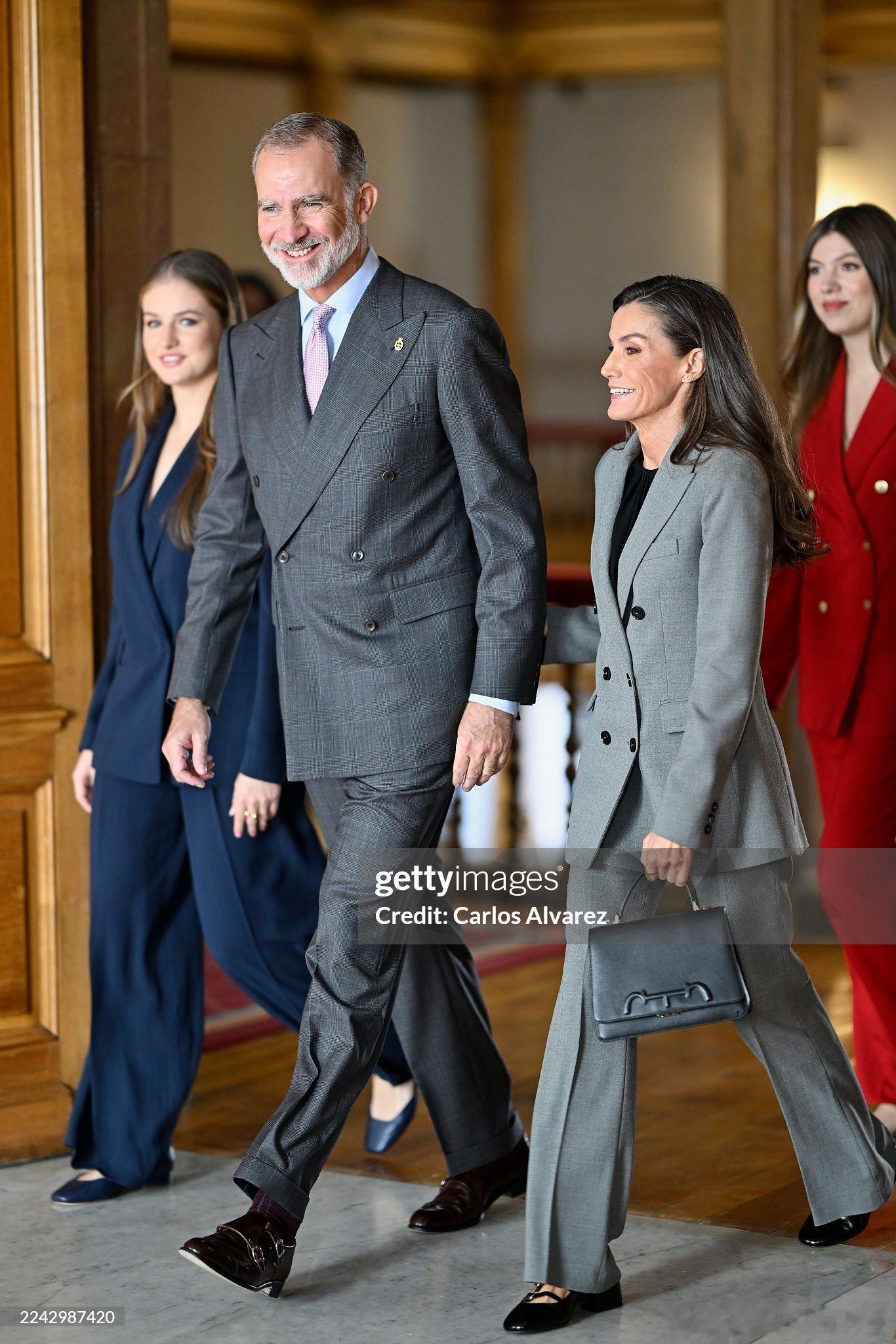 新闻2025.10.24西班牙国王一家分别接见奥维耶多大学2024年度学位授