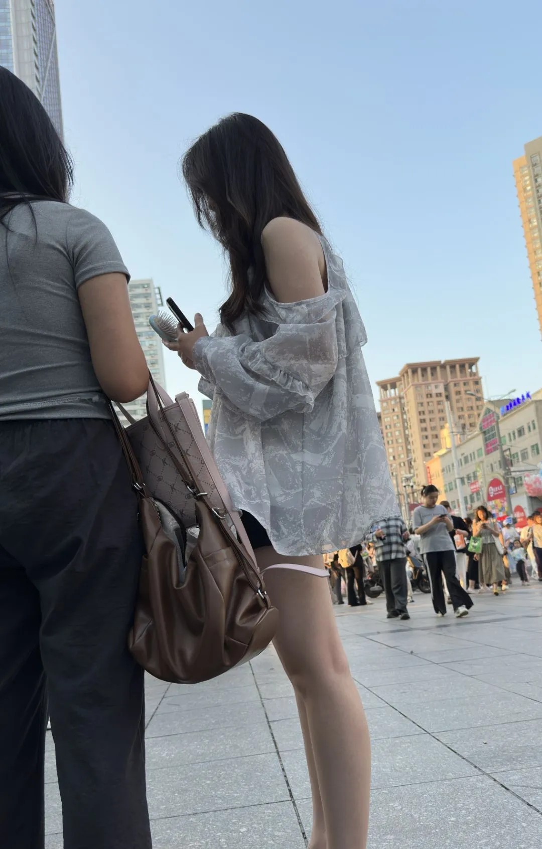 我表示今天有点热，闺蜜脾气也有点烦躁，不懂想什么