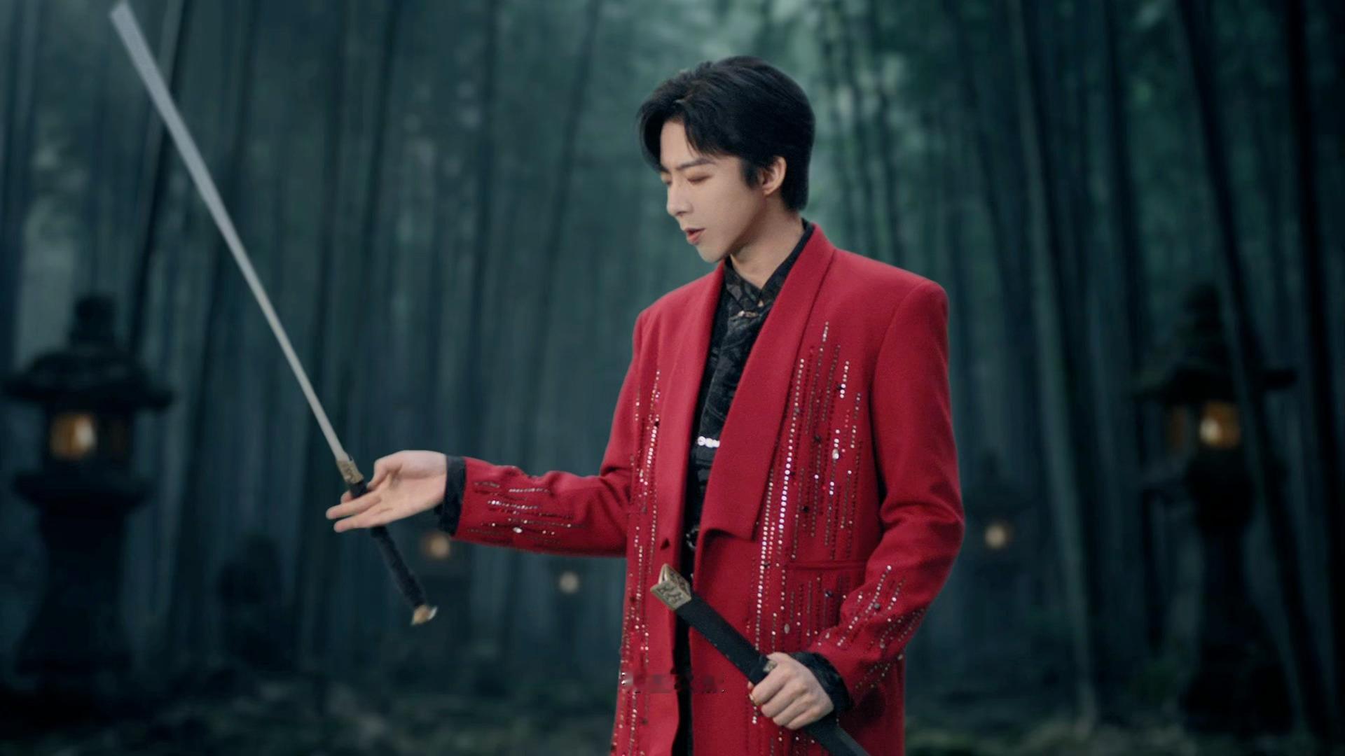 刘宇宁还是挺适合红装的，舞台灯光一打，气场立马立住，干净热烈，和他那股子不服输的