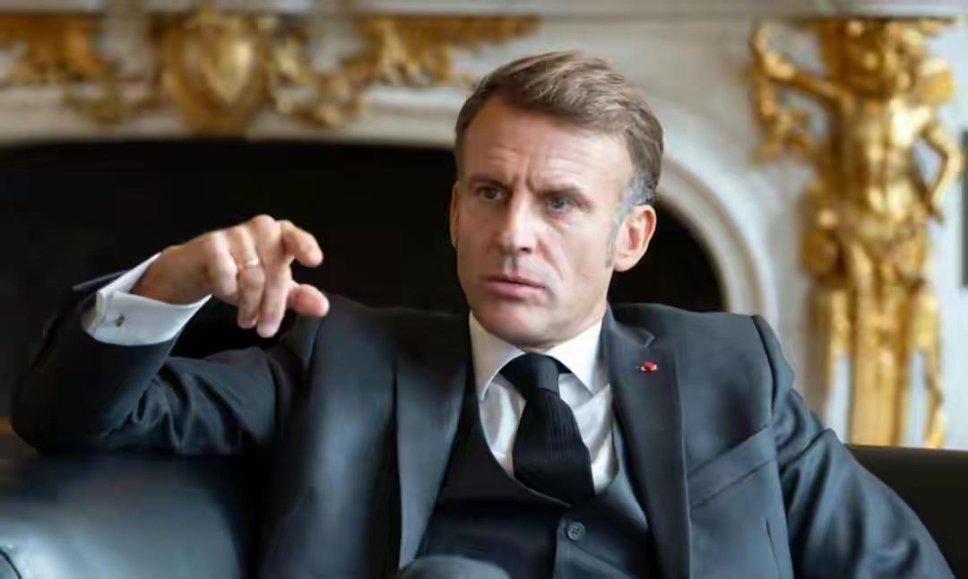 马克龙翻脸比翻书还快据报道，马克龙刚从我们这回去，就变脸了。他于