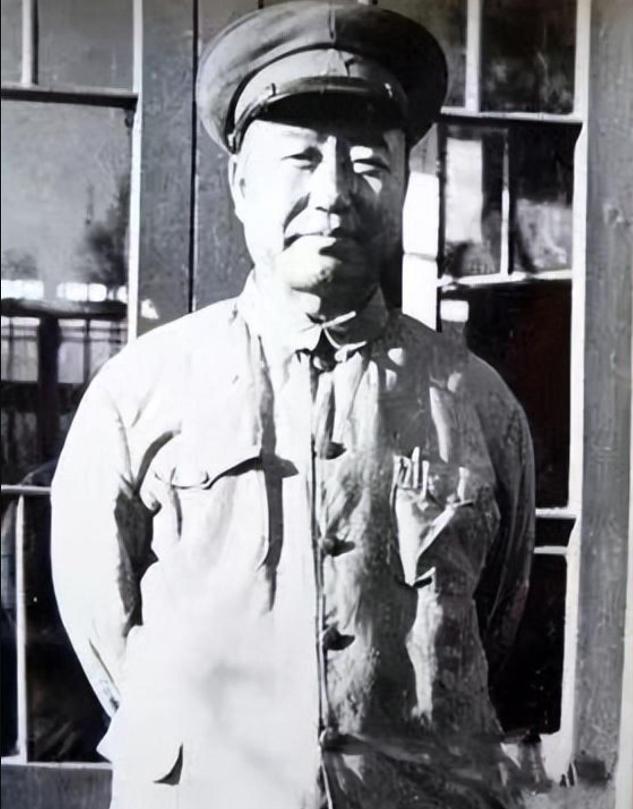 1958年，北京十三陵水库工地上，一位处长因不服董其武私下说风凉话：“所谓的领导