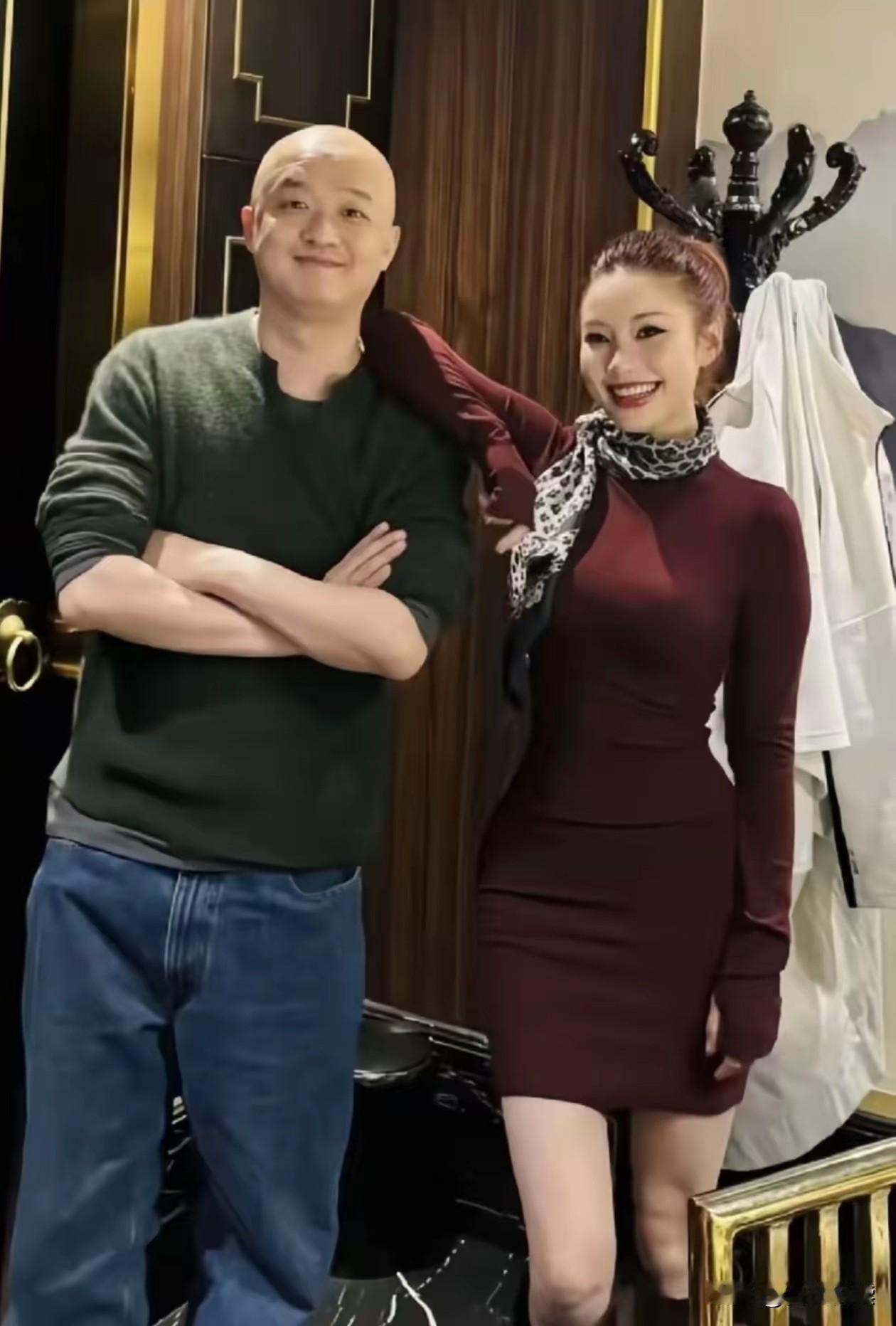 网传这是疑似出车九的包贝尔与那位女士的合影单拎出来看这位女士的身材没得讲