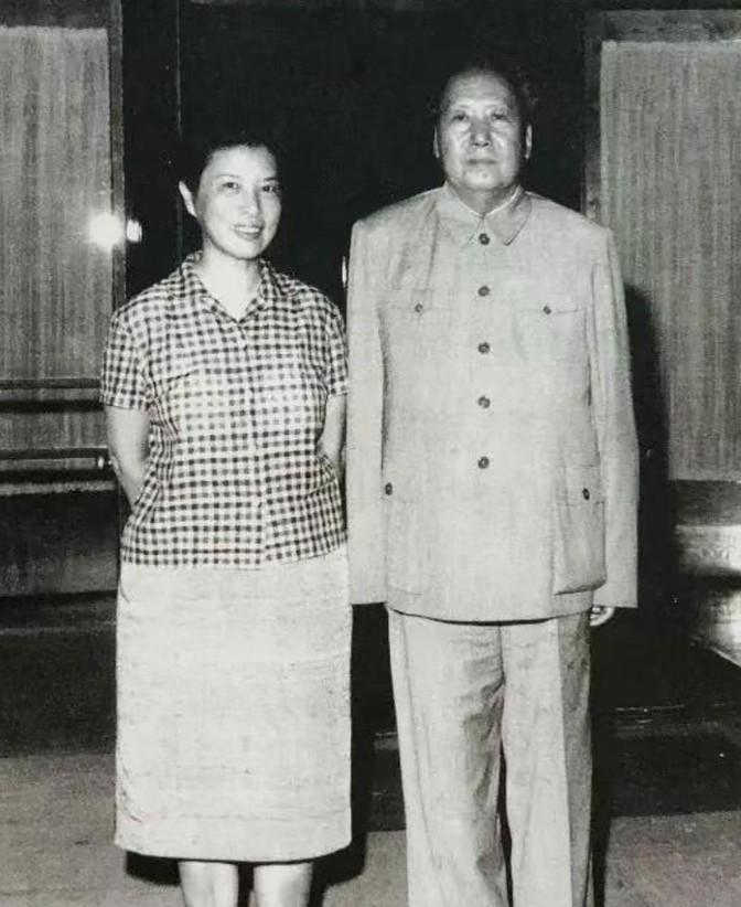 上世纪60年代中期，毛主席在天安门城楼上突然叫住一个女同志：“龚澎同志，我们一起