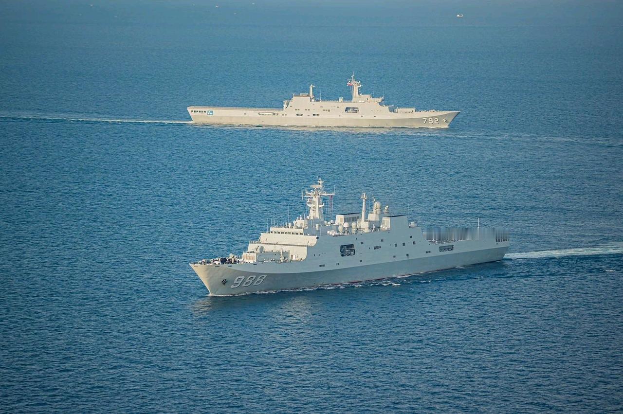 中国071型和泰国071E型两栖船坞登陆舰编队，这算是亲兄弟联手了吧中方是98