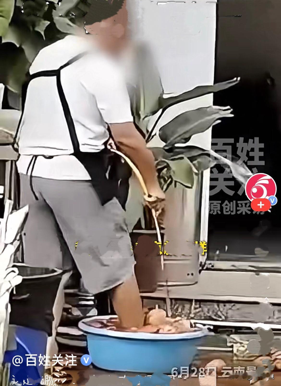 近日，云南景洪一家锅巴洋芋小吃店，后厨员工干活偷懒，因为当天士豆量太多、嫌麻烦，