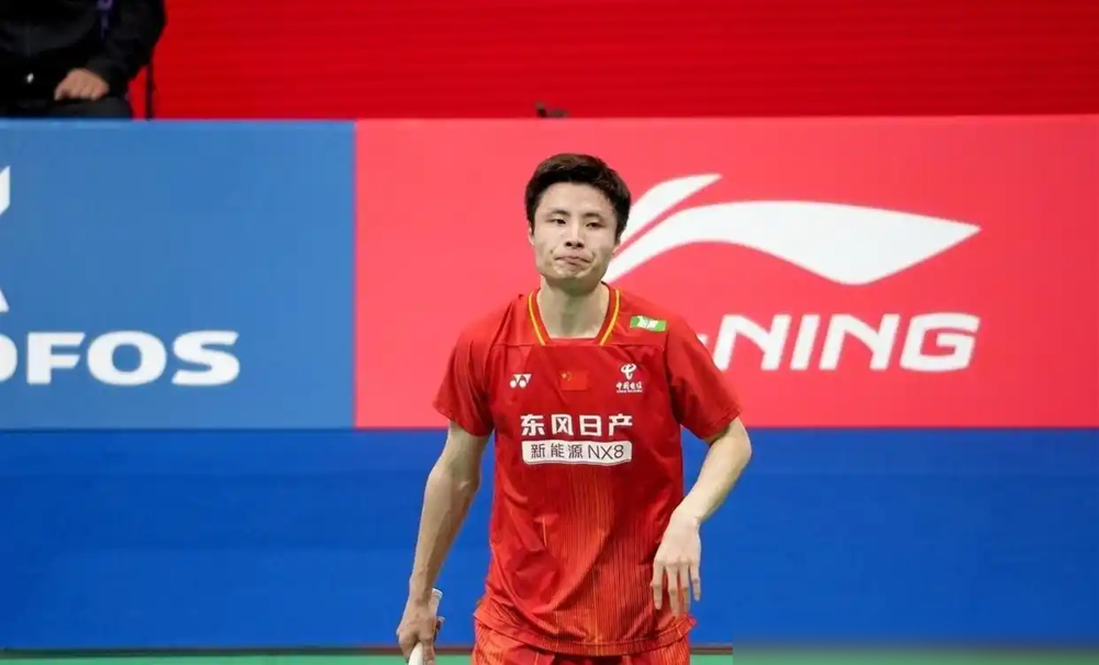 石宇奇这场球，直接决定冠军是提前到手还是拖进泥潭。乔纳坦搏杀起来不要命，石宇奇必须压住他头顶，不能让
