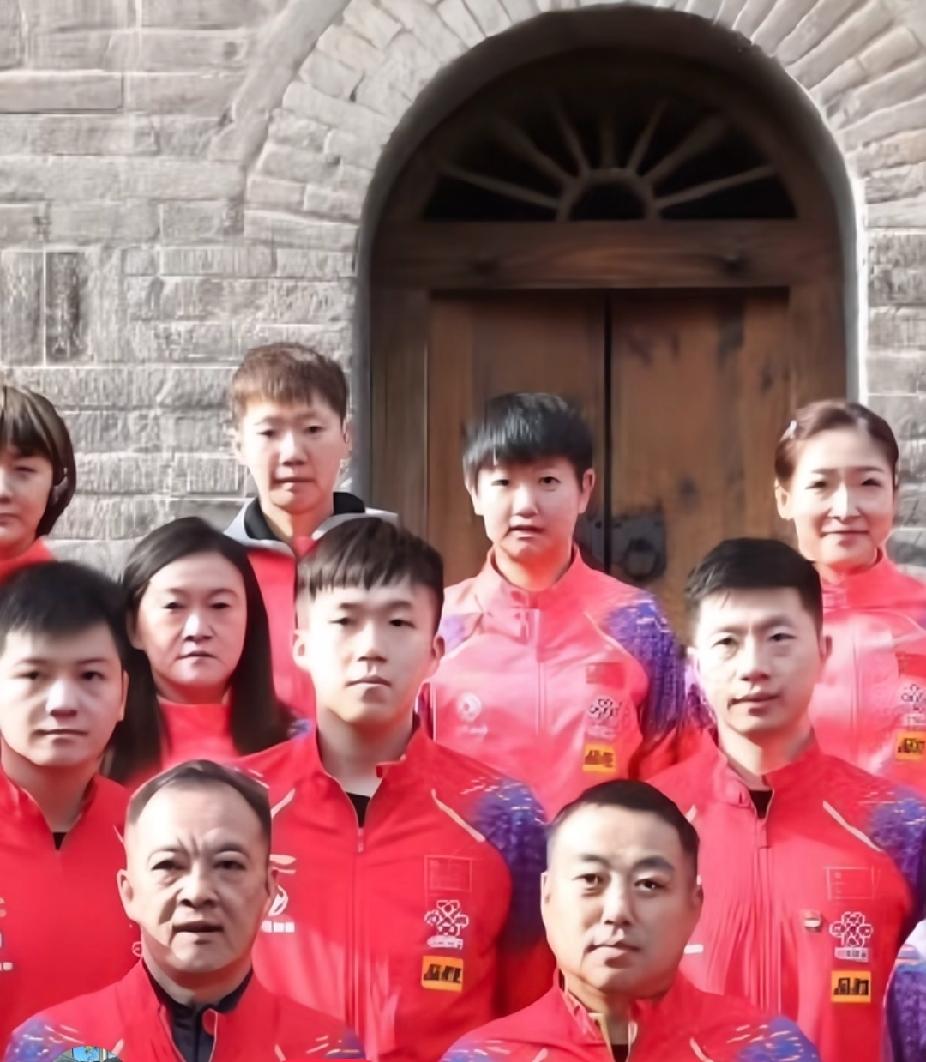 考古2019年南梁老合照，一眼就被戳中了✨翻到这张国乒在南梁革命旧址前的集