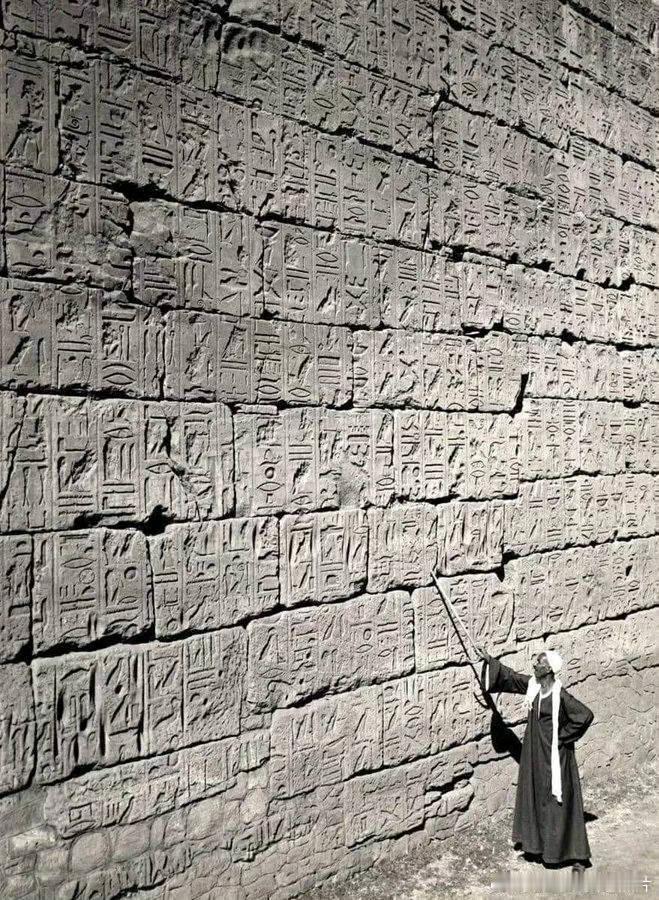 1950年，埃及，卢克索神庙，导游给游客展示象形文字