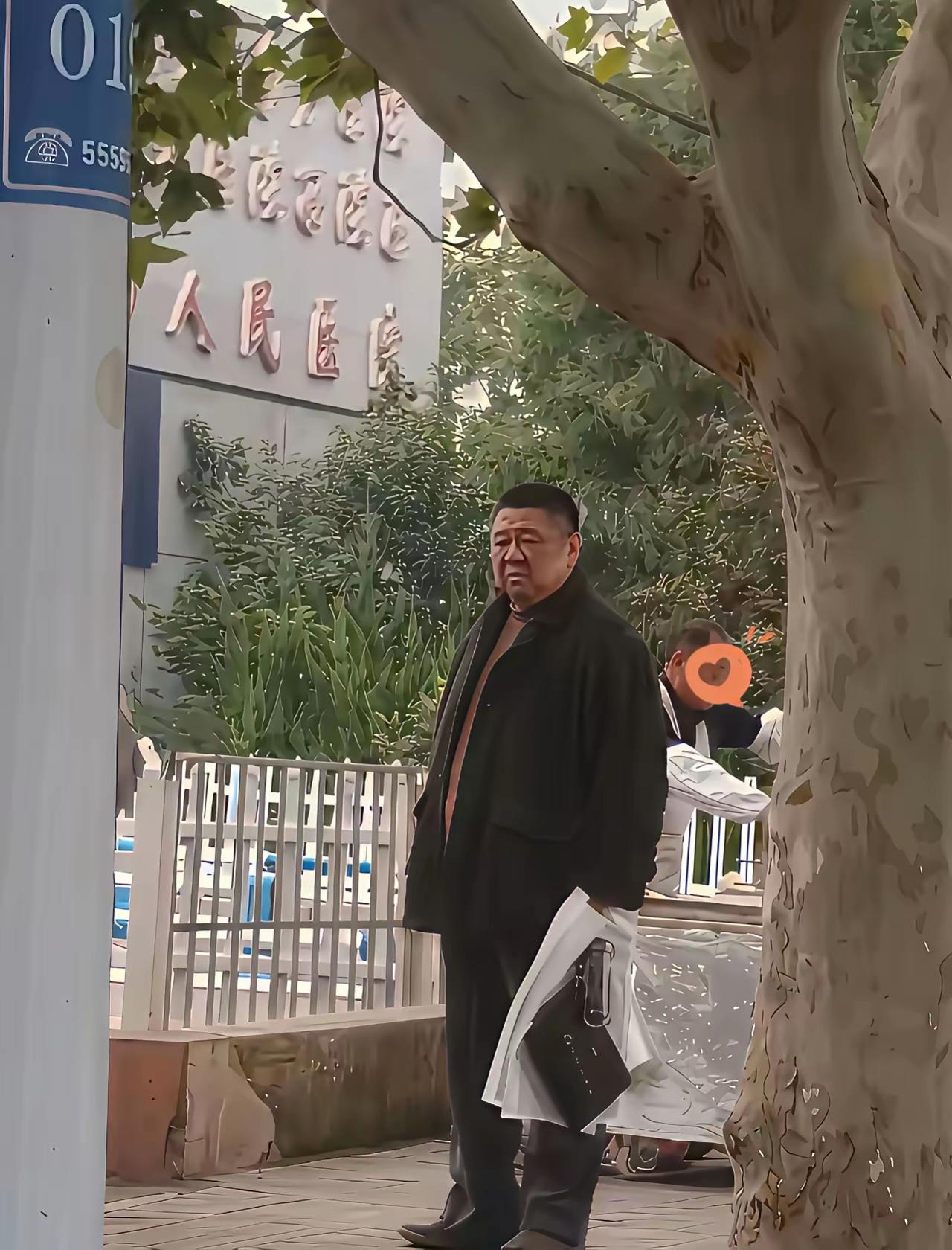 人再有名，其实最后也都是普通人！你看看这是谁？著名演员梁冠华！狄仁杰狄大