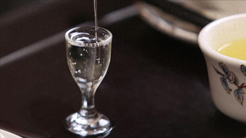 38°、42°和52°的酒，哪种酒伤害更高？3种方法或可降低酒精伤害饭桌上最