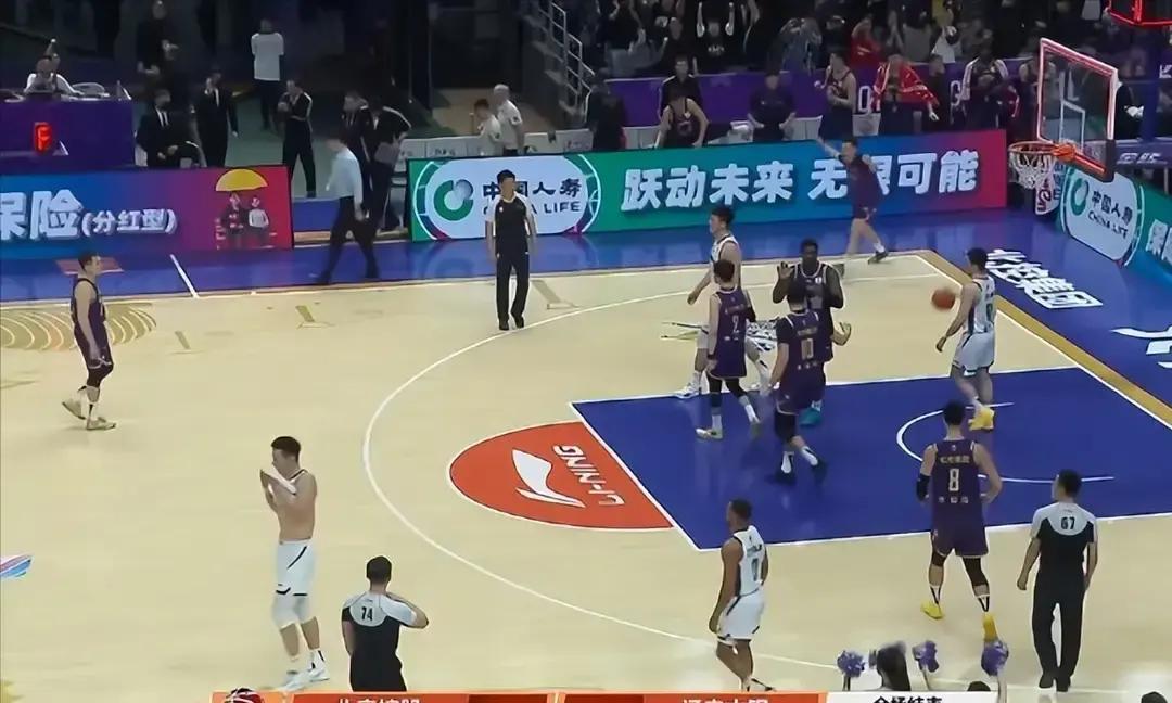 输给北控后，辽宁队更衣室没人提“外援”两个字。付豪把毛巾摔在地上。他刚砍下