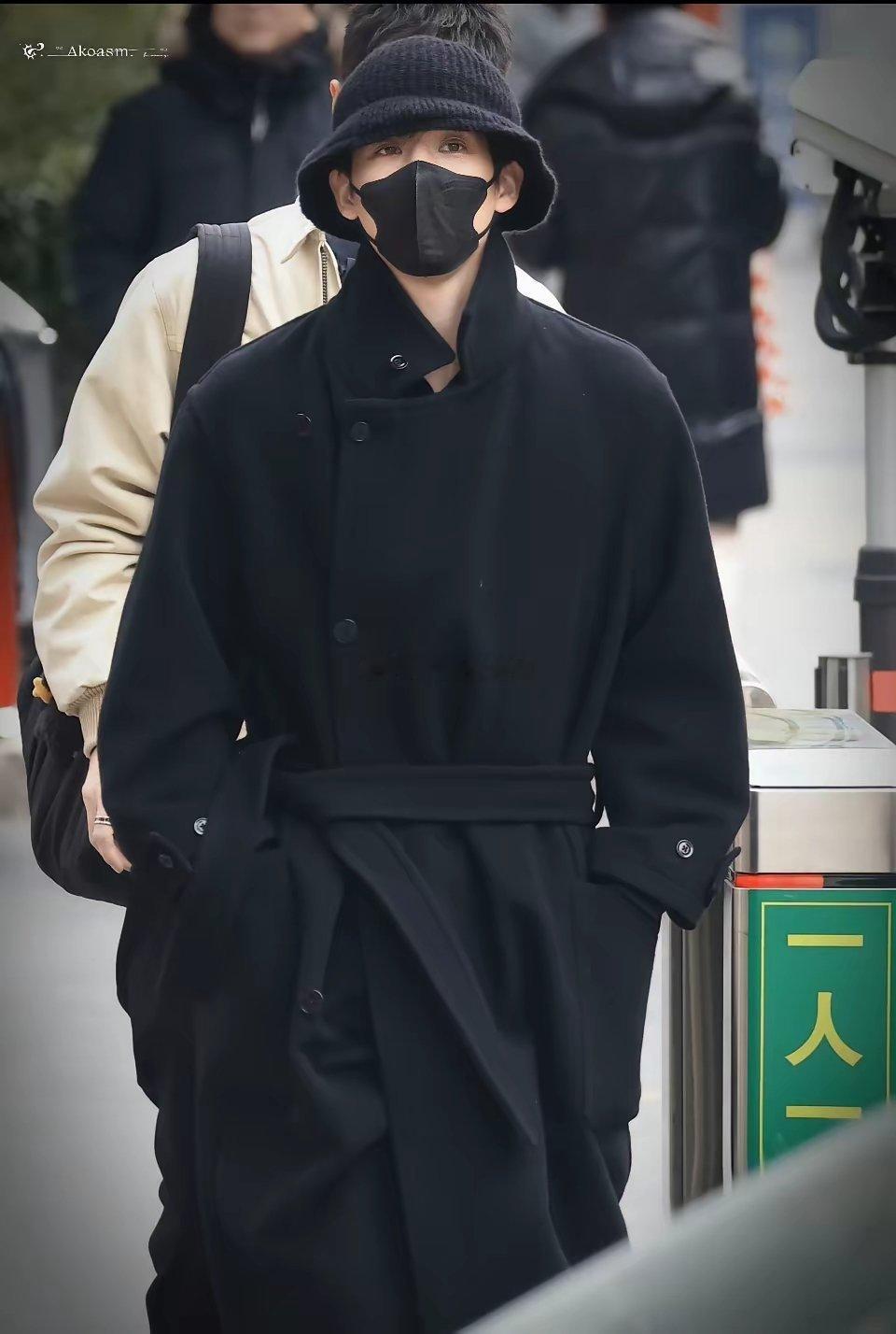 白敬亭和王安宇穿同款哎！这俩人也太同频了吧！不过我咋觉得小白穿起来质感更绝一点？