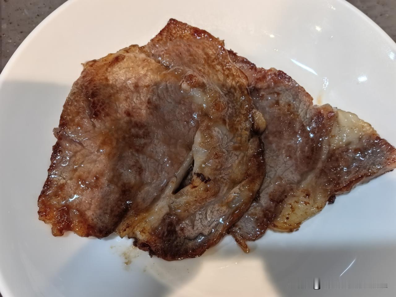 中午给宝宝煎了一大块牛排。牛排解冻后对半切开，放少许蚝油、玉米淀粉简单腌制。家里