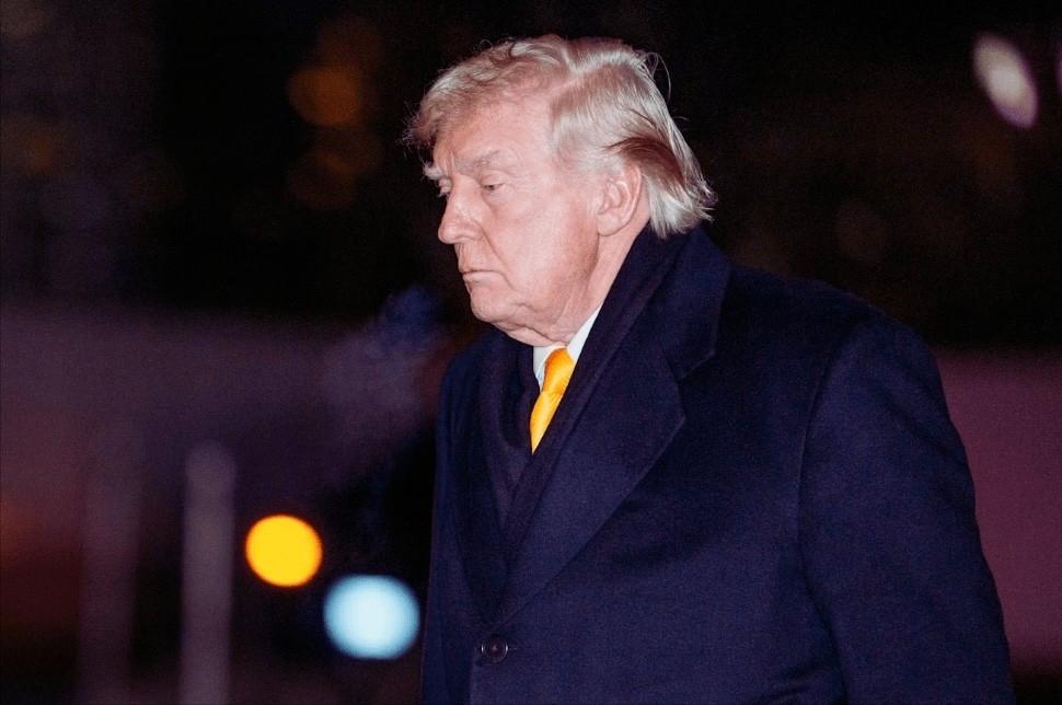 中国抛售美债根据知情人士透露，目前中国监管部门已经向不少银行发出提醒，建议减