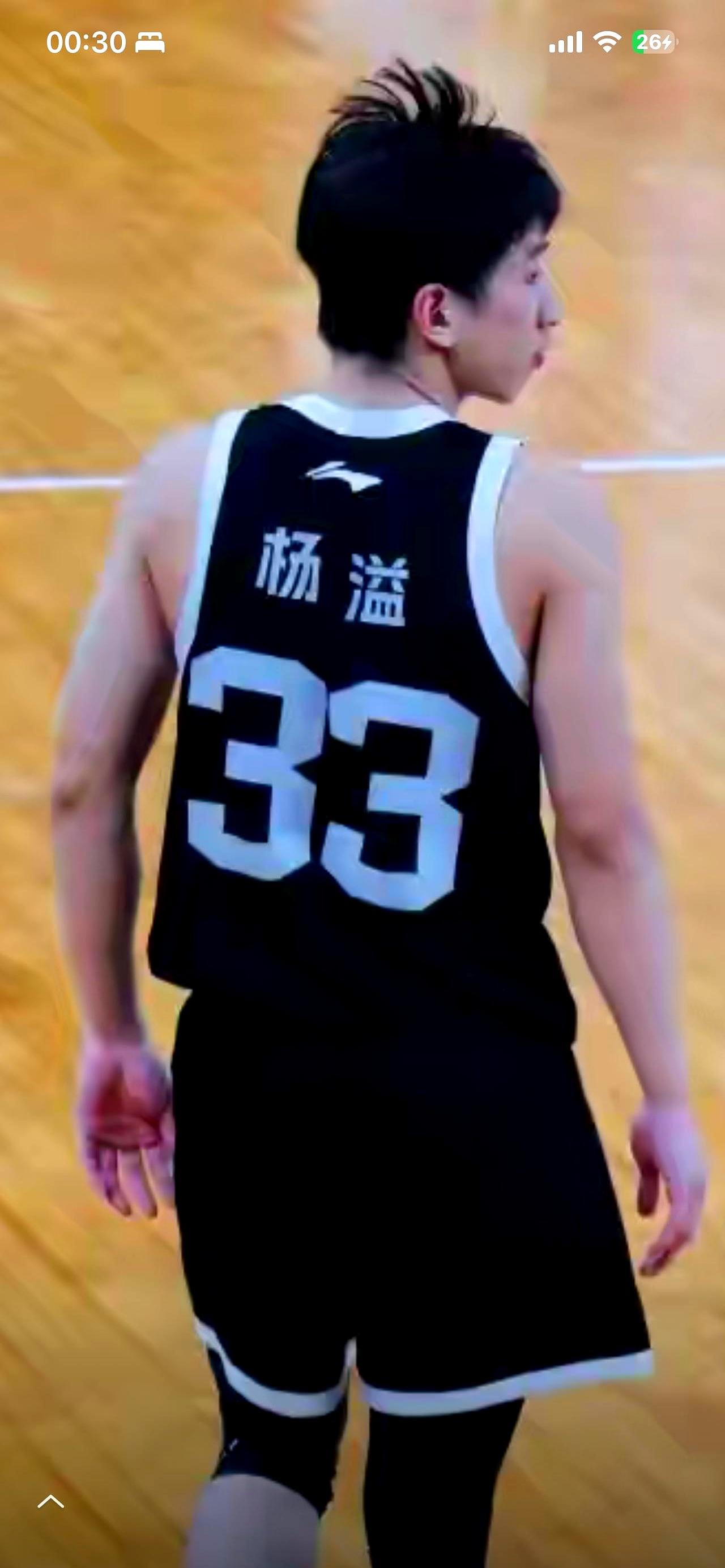 广东队首节落后18分后，教练郑永钢被授意换下大个子徐昕换五小阵容后形势立