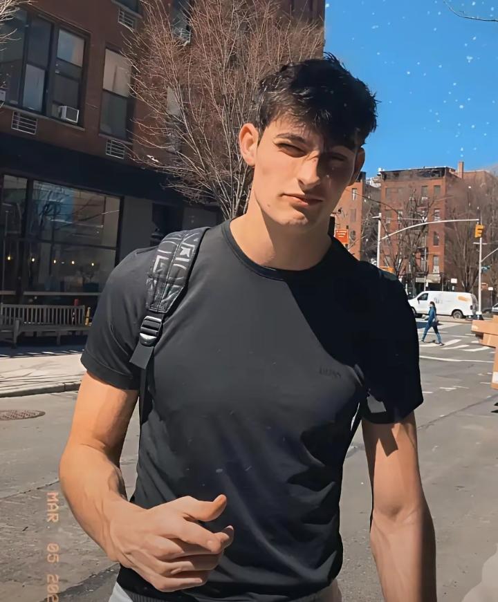 一位英国小伙回国后发文，一本正经地提醒大家：中国晚上太“危险”，千万别随便出门！