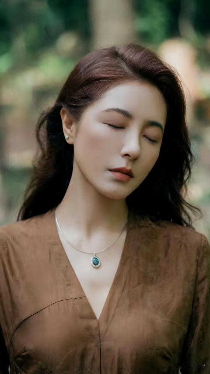 曾黎是不是整容了怎么仔细看她都不怎么像呢？定睛一看是她仔细看又好像不是[泪